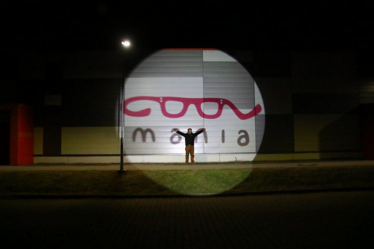 GOBO projektory - projekce loga na zeď budovy